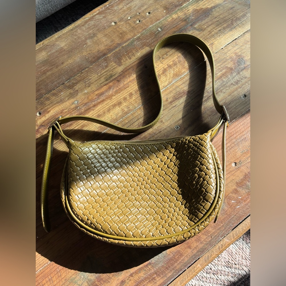 Green woven shoulder bag